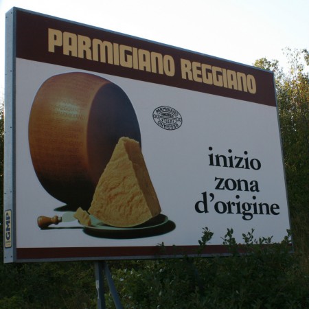 Pútač na hranici provincií Parma a Piacenza, označujúci oblasť pôvodu syra.