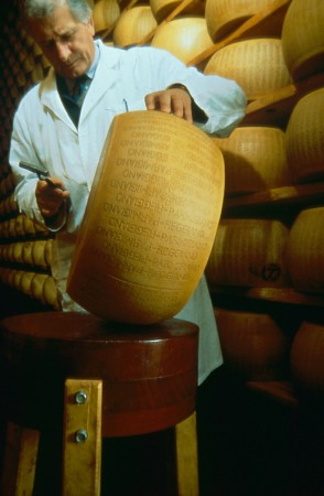 Pozorným ušiam kontrolórov neunikne žiadna prasklina. Vyhovujúce kusy dostanú "logo kvality".